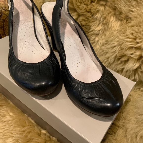 Adorable Locale black leather sling back shoes with leather interior. Size US 7 - Picture 3 of 10